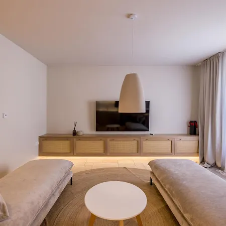 Lara Front Rooftop Pool & Stunning Views Duce