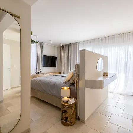 Villa Lara Front Rooftop Pool & Stunning Views *