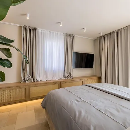 Villa Lara Front Rooftop Pool & Stunning Views