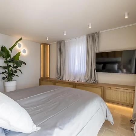 Lara Front Rooftop Pool & Stunning Views Duce