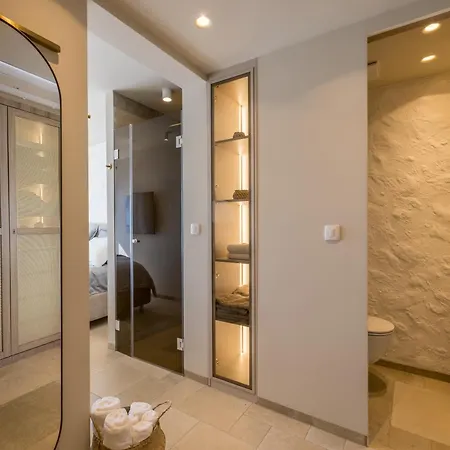 Lara Front Rooftop Pool & Stunning Views Duce