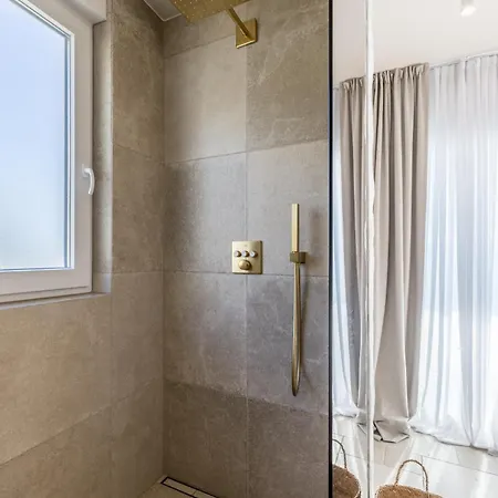 Vila Lara Front Rooftop Pool & Stunning Views *