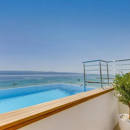 Villa Lara Front Rooftop Pool & Stunning Views