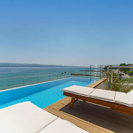 Villa Lara Front Rooftop Pool & Stunning Views *
